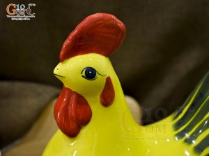 Gà trồng tiết kiệm vẽ hoa dây màu vàng, cao 26cm