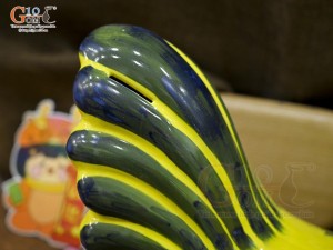 Gà trồng tiết kiệm vẽ hoa dây màu vàng, cao 26cm