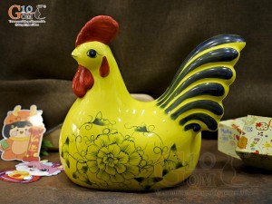 Gà trồng tiết kiệm vẽ hoa dây màu vàng, cao 26cm