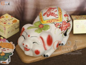 Heo sứ tiết kiệm dáng nằm mắt híp trắng, dài 23cm