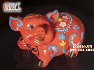 Heo sứ tiết kiệm dáng nằm tai vểnh vẽ mai màu đỏ, 33cm