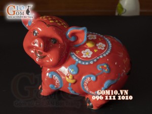 Heo sứ tiết kiệm dáng nằm tai vểnh vẽ mai màu đỏ, 33cm