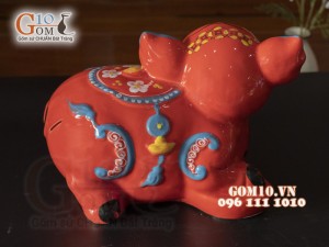 Heo sứ tiết kiệm dáng nằm tai vểnh vẽ mai màu đỏ, 33cm