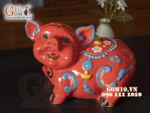 Heo sứ tiết kiệm dáng nằm tai vểnh vẽ mai màu đỏ, 33cm