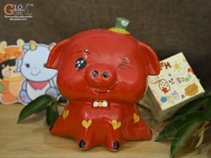 Heo sứ tiết kiệm dáng ngồi màu đỏ, cao 20cm