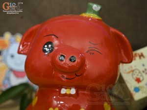 Heo sứ tiết kiệm dáng ngồi màu đỏ, cao 20cm