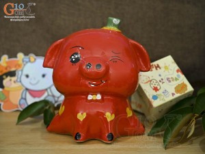 Heo sứ tiết kiệm dáng ngồi màu đỏ, cao 20cm