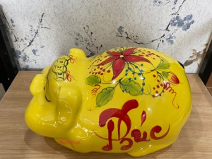 Heo sứ tiết kiệm dáng phệ màu vàng vẽ hoa, kích thước 25x18cm