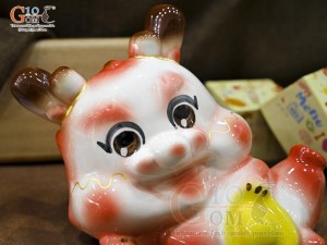 Tiểu Long tiết kiệm dáng nằm ôm vàng màu đỏ, dài 25cm