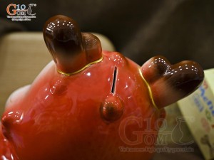 Tiểu Long tiết kiệm dáng nằm ôm vàng màu đỏ, dài 25cm