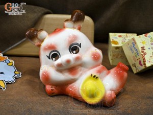 Tiểu Long tiết kiệm dáng nằm ôm vàng màu đỏ, dài 25cm