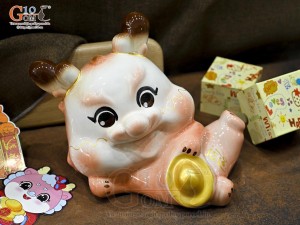 Tiểu Long tiết kiệm dáng nằm ôm vàng màu hồng, dài 30cm