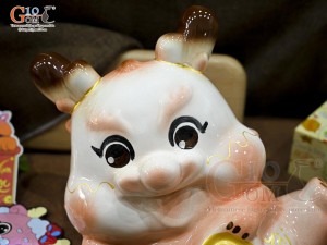 Tiểu Long tiết kiệm dáng nằm ôm vàng màu hồng, dài 30cm