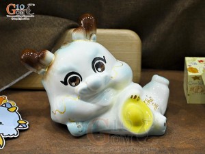 Tiểu Long tiết kiệm dáng nằm ôm vàng màu xanh, dài 25cm