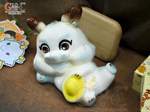 Tiểu Long tiết kiệm dáng nằm ôm vàng màu xanh, dài 25cm