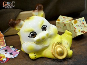 Tiểu Long tiết kiệm dáng nằm ôm vàng, dài 25cm