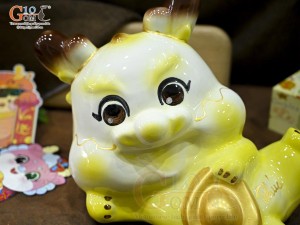 Tiểu Long tiết kiệm dáng nằm ôm vàng, dài 25cm