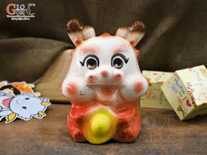 Tiểu Long tiết kiệm dáng ngồi ôm vàng màu đỏ, cao 24cm