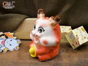 Tiểu Long tiết kiệm dáng ngồi ôm vàng màu đỏ, cao 24cm