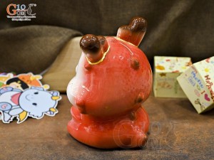 Tiểu Long tiết kiệm dáng ngồi ôm vàng màu đỏ, cao 24cm