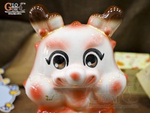 Tiểu Long tiết kiệm dáng ngồi ôm vàng màu đỏ, cao 24cm