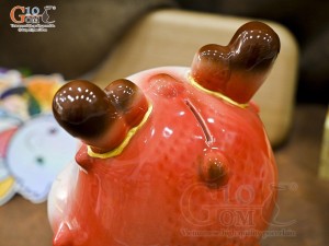 Tiểu Long tiết kiệm dáng ngồi ôm vàng màu đỏ, cao 24cm