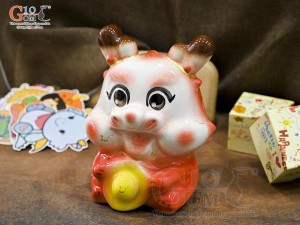 Tiểu Long tiết kiệm dáng ngồi ôm vàng màu đỏ, cao 24cm