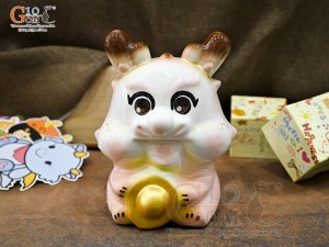 Tiểu Long tiết kiệm dáng ngồi ôm vàng màu hồng, cao 24cm