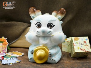 Tiểu Long tiết kiệm dáng ngồi ôm vàng màu xanh, cao 24cm
