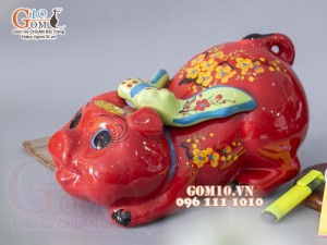 Heo sứ tiết kiệm đỏ dáng nằm đeo nơ xanh, dài 34cm