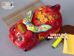 Heo sứ tiết kiệm đỏ dáng nằm đeo nơ xanh, dài 34cm