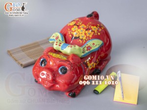 Heo sứ tiết kiệm đỏ dáng nằm đeo nơ xanh, dài 34cm