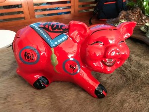 Heo sứ tiết kiệm màu đỏ dáng nằm tai vểnh vẽ Phúc Thọ KT 38 x 20 cao 22cm