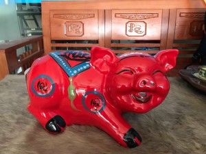 Heo sứ tiết kiệm màu đỏ dáng nằm tai vểnh vẽ Phúc Thọ KT 38 x 20 cao 22cm