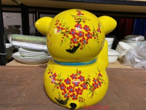 Heo sứ tiết kiệm màu vàng tài lộc vẽ hoa đào đỏ, cao 25cm