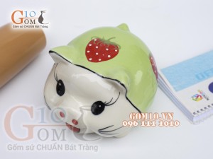 Heo sứ tiết kiệm tai vểnh họa tiết quả dâu đỏ, cao 16cm.