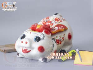 Heo sứ tiết kiệm trắng dáng nằm đeo nơ đỏ, dài 34cm