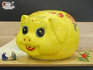 Heo sứ tiết kiệm vẽ hoa nền vàng, 42cm x 35cm