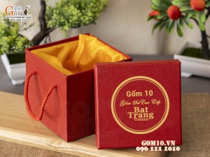 Hộp xi đỏ lót lụa đựng cốc có quai xách