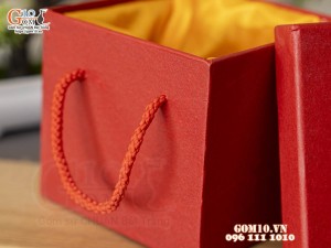 Hộp xi đỏ lót lụa đựng cốc có quai xách