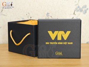 Hộp xi lót lụa VTV đựng cốc màu xanh đen