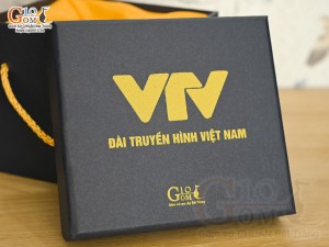 Hộp xi lót lụa VTV đựng cốc màu xanh đen