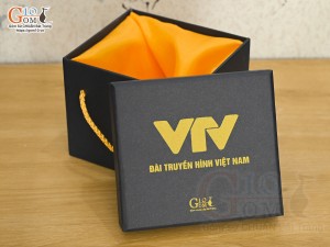 Hộp xi lót lụa VTV đựng cốc màu xanh đen Hộp xi lót lụa VTV đựng cốc màu xanh đen