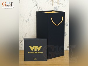 Hộp xi lót lụa VTV đựng lọ hoa màu xanh đen, KT 24x24 H32cm Hộp xi lót lụa VTV đựng lọ hoa màu xanh đen, KT 24x24 H32cm