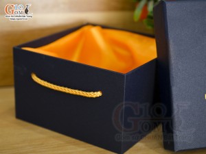 Hộp xi lót lụa VTV đựng cốc capu màu xanh đen