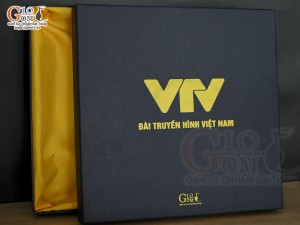 Hộp xi lót lụa VTV đựng đĩa trang trí màu xanh đen, KT 27x27 H4cm