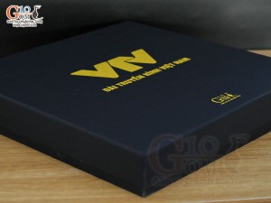 Hộp xi lót lụa VTV đựng đĩa trang trí màu xanh đen, KT 27x27 H4cm