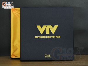 Hộp xi lót lụa đựng đĩa trang trí màu xanh đen, KT 20x20cm