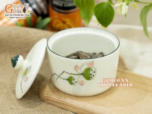 Hũ có nắp men kem vẽ đài Sen, 9,5cm