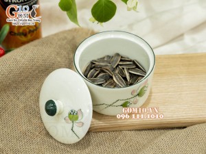 Hũ có nắp men kem vẽ đài Sen, 9,5cm